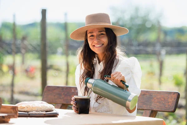 Bela Mulher Latina Com Chapéu Bebendo Yerba Mate — Fotografia de Stock