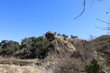 Mavi gökyüzü olan dağ