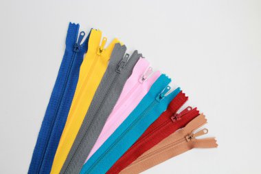 Çok renkli fermuarlar