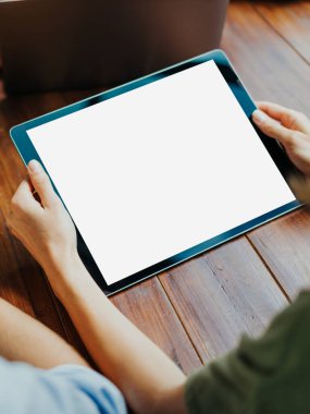 Birlikte çalışan bir grup genç. Modern ofiste yaratıcı iş adamları. Hippi takımı birlikte çalışıyor. İş arkadaşları işte. Boş beyaz ekranlı dijital tablet. Model