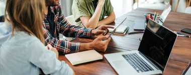 Birlikte çalışan bir grup genç. Modern ofiste yaratıcı iş adamları. Hippi takımı birlikte çalışıyor. Genç modern meslektaşlar. Takım çalışması..