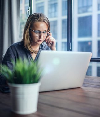 Dizüstü bilgisayarda çalışan genç bir kadın. Uzaktan kumandada serbest çalışan biri. Kız öğrenci çevrimiçi bilgisayar yoluyla öğreniyor. Blogcu ya da gazeteci yeni makale yazıyor.