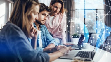 Modern iş adamlarından oluşan bir grup bir proje üzerinde birlikte çalışıyor. Ağ kurmak. Başlangıç konsepti