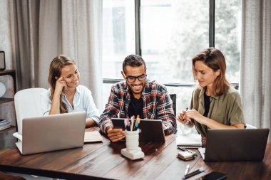 Birlikte çalışan ya da okuyan bir grup genç. Hippi takımı birlikte çalışıyor. Genç, modern iş arkadaşları. Takım çalışması. Başlangıç konsepti