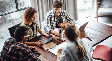 Birlikte çalışan ya da okuyan bir grup genç. Hippi takımı birlikte çalışıyor. Genç, modern iş arkadaşları. Takım çalışması. Başlangıç konsepti