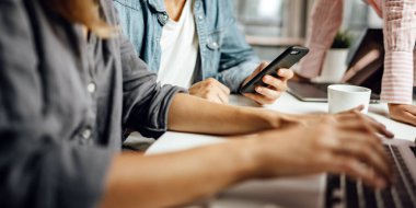 Birlikte çalışan ya da okuyan bir grup genç. Hippi takımı birlikte çalışıyor. Genç, modern iş arkadaşları. Takım çalışması. Başlangıç konsepti