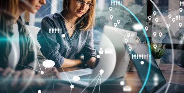 Modern iş adamlarından oluşan bir grup bir proje üzerinde birlikte çalışıyor. Ağ kurmak. Başlangıç konsepti