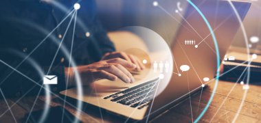 Dizüstü bilgisayarlı erkek ellerinin yakın plan fotoğrafı. Evinde uzaktan çalışan bir adam. Ağ kurma ya da uzaktan çalışma kavramı. Küresel iş ağı. Çevrimiçi kurslar.