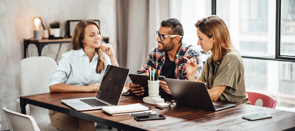 Группа молодых людей работает или учится вместе. Команда хипстеров в коворкинге. Молодые современные деловые коллеги. Командная работа. Концепция запуска