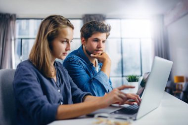 Birlikte çalışan bir grup genç. Modern ofiste yaratıcı iş adamları. Hippi takımı birlikte çalışıyor. Genç modern meslektaşlar. Takım çalışması. Başlangıç konsepti