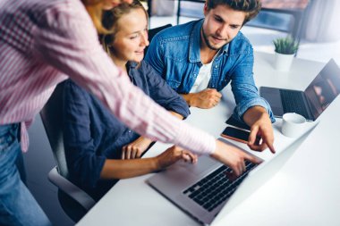 Birlikte çalışan bir grup genç. Modern ofiste yaratıcı iş adamları. Hippi takımı birlikte çalışıyor. Genç modern meslektaşlar. Takım çalışması. Başlangıç konsepti