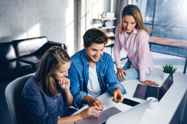 Birlikte çalışan bir grup genç. Modern ofiste yaratıcı iş adamları. Hippi takımı birlikte çalışıyor. Genç modern meslektaşlar. Takım çalışması. Başlangıç konsepti