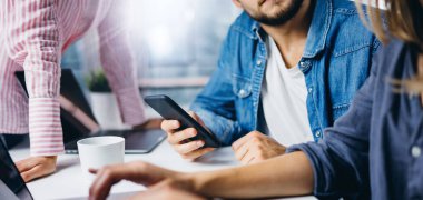 Birlikte çalışan bir grup genç. Modern ofiste yaratıcı iş adamları. Hippi takımı birlikte çalışıyor. Genç modern meslektaşlar. Takım çalışması..