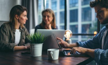 Birlikte çalışan bir grup genç. Modern ofiste yaratıcı iş adamları. Hippi takımı birlikte çalışıyor. Genç modern meslektaşlar. Takım çalışması..