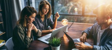 Yeni projede birlikte çalışan bir grup genç iş adamı. İş arkadaşıyız. Başlangıç konsepti.