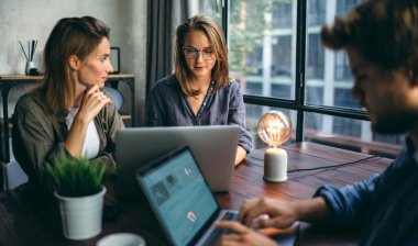 Yeni projede birlikte çalışan bir grup genç iş adamı. İş arkadaşıyız. Başlangıç konsepti.