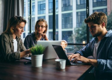 Yeni projede birlikte çalışan bir grup genç iş adamı. İş arkadaşıyız. Başlangıç konsepti.