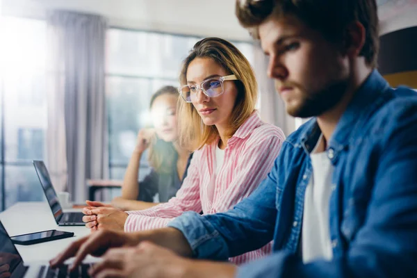 Birlikte Çalışan Bir Grup Genç Modern Ofiste Yaratıcı Adamları Hippi — Stok fotoğraf