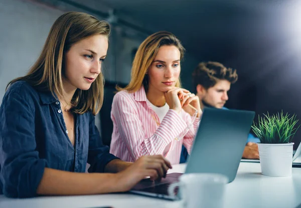 Ungdomsgruppen Arbetar Tillsammans Kreativa Affärsmän Moderna Kontor Hipsterteam Samarbete Unga — Stockfoto