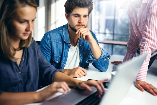 Gruppo Giovani Che Lavorano Insieme Uomini Affari Creativi Ufficio Moderno — Foto Stock