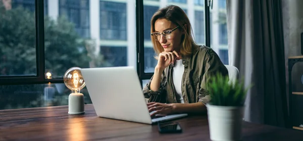 Młoda Kobieta Pracująca Laptopem Kobieta Freelancer Łącząca Się Internetem Przez — Zdjęcie stockowe