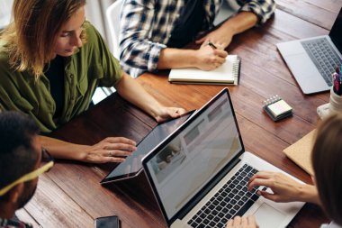 Birlikte çalışan bir grup genç. Modern ofiste yaratıcı iş adamları. Hippi takımı birlikte çalışıyor. İş arkadaşları iş başında..