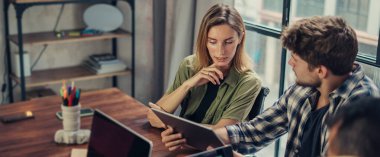 Birlikte çalışan bir grup genç. Modern ofiste yaratıcı iş adamları. Hippi takımı birlikte çalışıyor. İş arkadaşları iş başında..