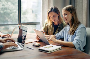 Birlikte çalışan bir grup genç. Modern ofiste yaratıcı iş adamları. Hippi takımı birlikte çalışıyor. İş arkadaşları iş başında..