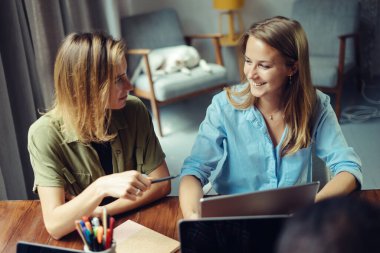 Birlikte çalışan bir grup genç. Modern ofiste yaratıcı iş adamları. Hippi takımı birlikte çalışıyor. Bağımsızlar iş başında.