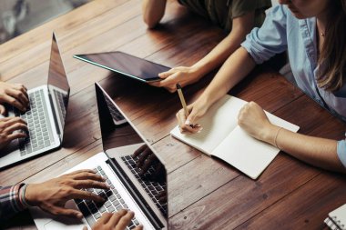 Birlikte çalışan bir grup genç. Modern ofiste yaratıcı iş adamları. Hippi takımı birlikte çalışıyor. Bağımsızlar iş başında.