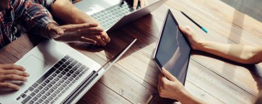 Birlikte çalışan bir grup genç. Modern ofiste yaratıcı iş adamları. Hippi takımı birlikte çalışıyor. Bağımsızlar iş başında.