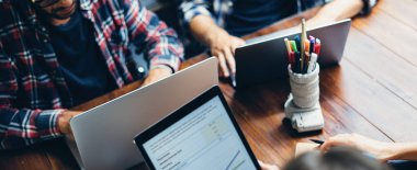 Birlikte çalışan bir grup genç. Modern ofiste yaratıcı iş adamları. Hippi takımı birlikte çalışıyor. Bağımsızlar iş başında.