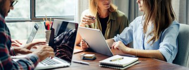 Birlikte çalışan bir grup genç. Modern ofiste yaratıcı iş adamları. Hippi takımı birlikte çalışıyor. Bağımsızlar iş başında.