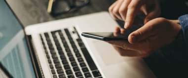 Akıllı telefon ekranını işaret eden adam, sosyal ağlarda sohbet eden, web sitesiyle buluşan, interneti arayan, mesaj gönderen, kısa mesaj çeken ya da online bankacılık kullanan. Erkek ellerine yakın dur.