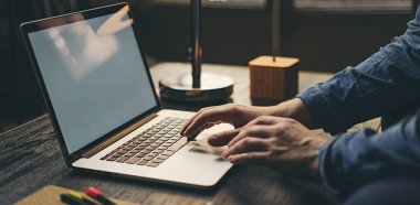 Erkek elleri ve dizüstü bilgisayarı boş ekranlı. Bilgisayar monitörünün kopyası. Kopyalama alanı tasarım ya da metin için hazır.