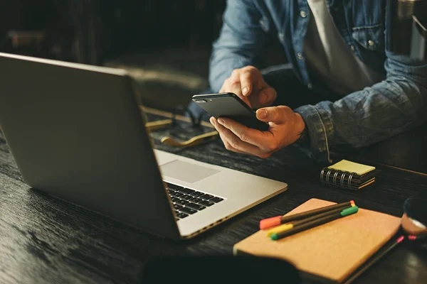 Akıllı telefon ekranını işaret eden adam, sosyal ağlarda sohbet eden, web sitesiyle buluşan, interneti arayan, mesaj gönderen, kısa mesaj çeken ya da online bankacılık kullanan. Erkek ellerine yakın dur.