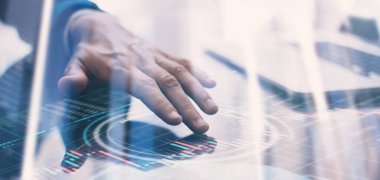 İşadamı, modern yüksek teknoloji dijital tablet bilgisayarının ekranındaki finansal istatistikleri araştırıyor. Analist komisyoncu iş başında.