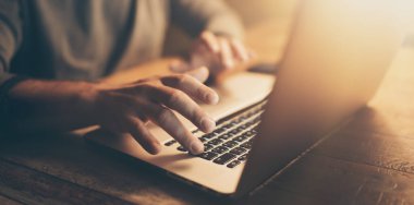 Dizüstü bilgisayarlı erkek ellerinin yakın plan fotoğrafı. İnsanlar evlerinde uzaktan çalışıyor. Uzaklık işi