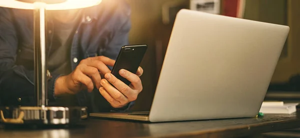 Akıllı telefon ekranını işaret eden adam, sosyal ağlarda sohbet eden, web sitesiyle buluşan, interneti arayan, mesaj gönderen, kısa mesaj çeken ya da online bankacılık kullanan. Erkek ellerine yakın dur.