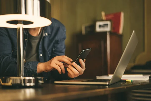 Akıllı telefon ekranını işaret eden adam, sosyal ağlarda sohbet eden, web sitesiyle buluşan, interneti arayan, mesaj gönderen, kısa mesaj çeken ya da online bankacılık kullanan. Erkek ellerine yakın dur.