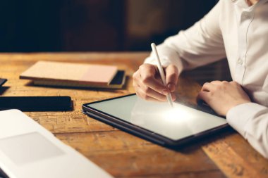 Tahta masada dijital tabletli erkek elleri