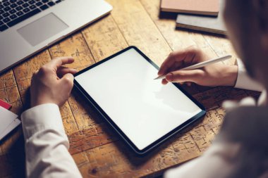 Dijital tabletle yakın erkek eli. Boş ekran modelini boşalt