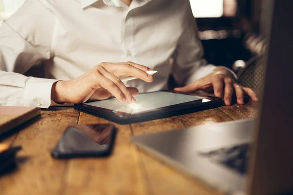 Mani Maschili Con Tablet Digitale Tavolo Legno — Foto Stock