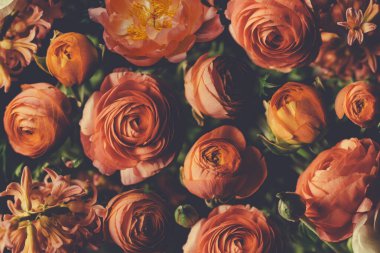 Güzel kırmızı çiçeklerden oluşan klasik bir buket. Çiçekçi dekorasyonu. Çiçek arkaplan. Barok eski moda bir imaj. Doğal desenli duvar kağıdı veya tebrik kartı