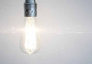 Parlayan ampulün yakın plan fotoğrafı. Fikir, eşsizlik, liderlik ve farklılık kavramı.