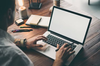 Erkek elleri ve dizüstü bilgisayarı boş ekranlı. Bilgisayar monitörünün kopyası. Kopyalama alanı tasarım ya da metin için hazır.