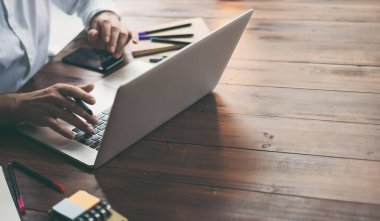 Dizüstü bilgisayarlı erkek eller