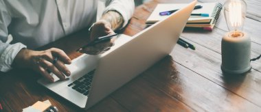 Dizüstü bilgisayarlı erkek eller