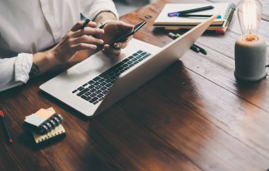 Akıllı telefon ekranını işaret eden adam, sosyal ağlarda sohbet eden, web sitesiyle buluşan, interneti arayan, mesaj gönderen, kısa mesaj çeken ya da online bankacılık kullanan. Erkek ellerine yakın dur.