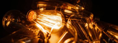 Parlayan ampul. Fikir, eşsizlik, liderlik ve farklı kavramlar. Ahşap arkaplan.